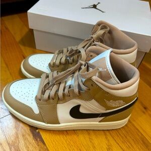 Women’s Nike Air Jordan 1 mid. Size 7.5